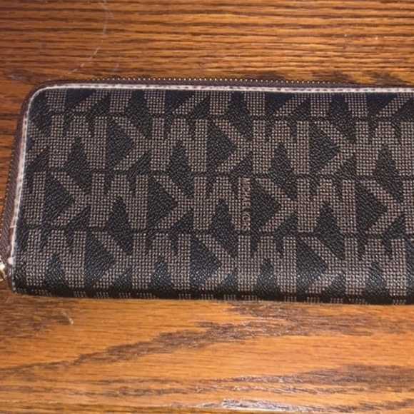 Michael Kors long wallet - Picture 10 of 11